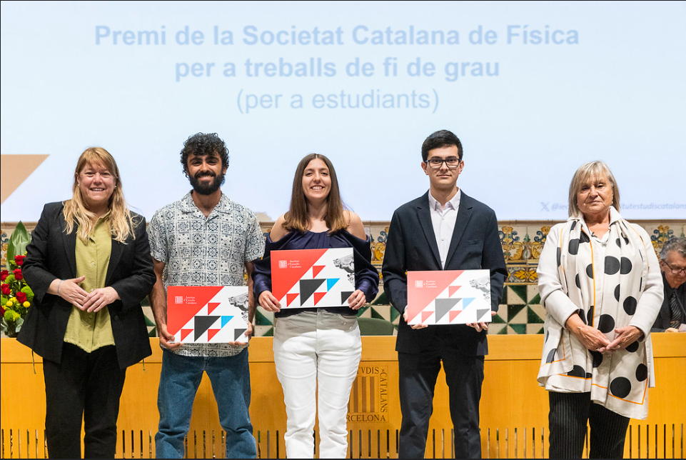 Apareix Àxel Cortés, guanyador del premi (és el segon començant per la esquerra)